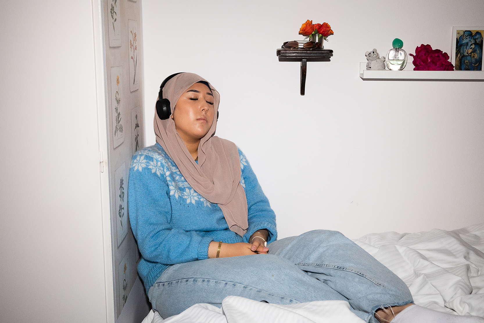 En person lyssnar på musik i lurar och ser nöjd och lugn ut.