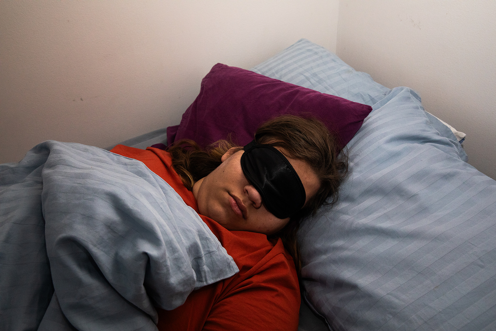 Tjej som sover med sovmask